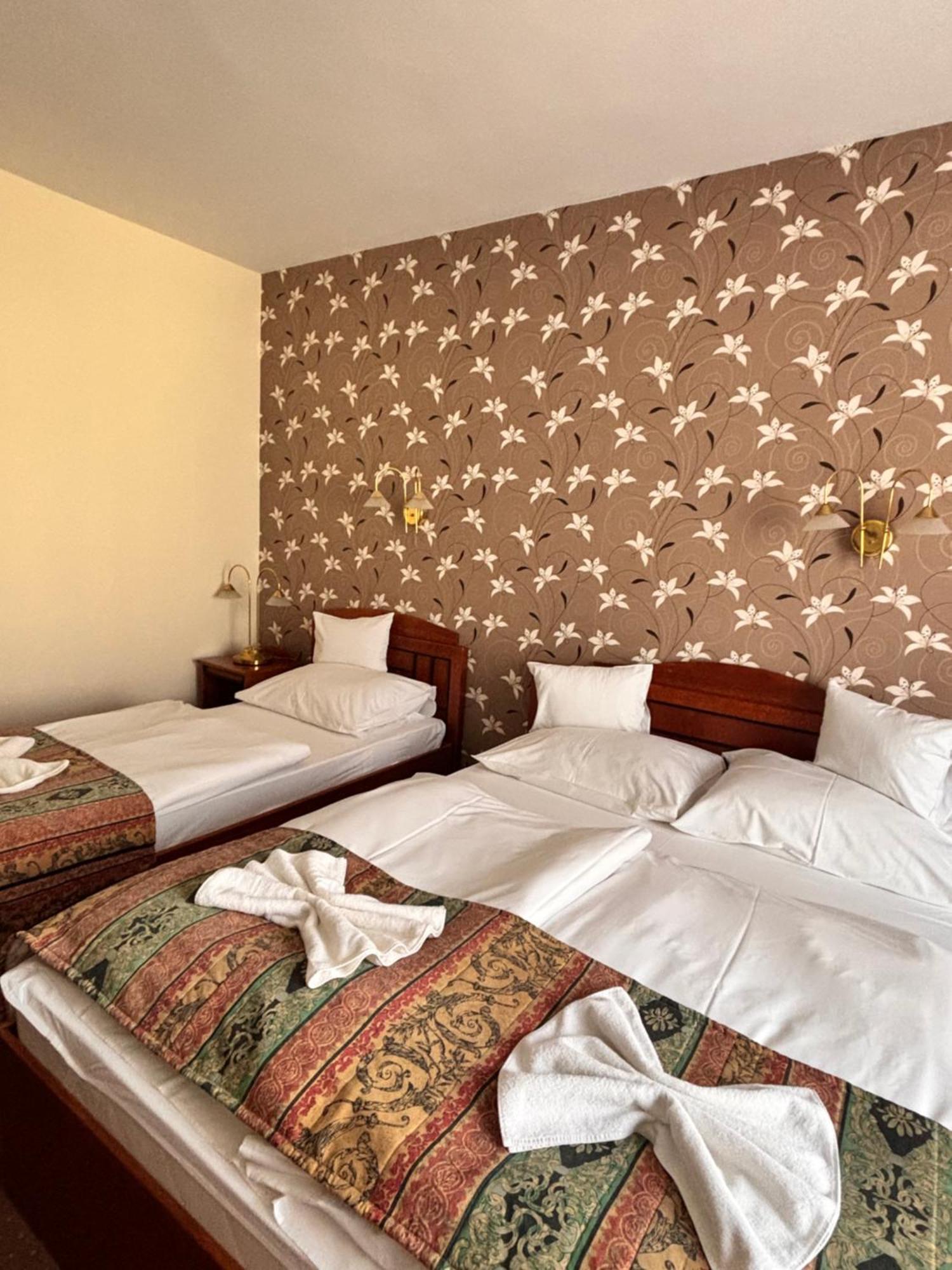 Hotel Erzsebet Heviz Bagian luar foto