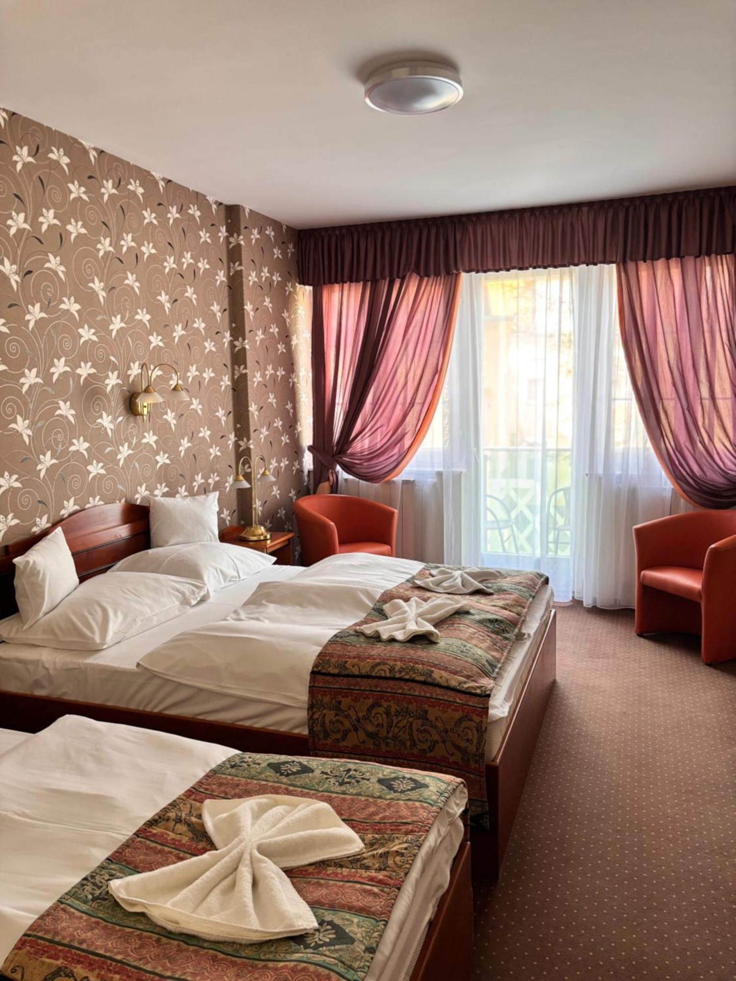 Hotel Erzsebet Heviz Bagian luar foto